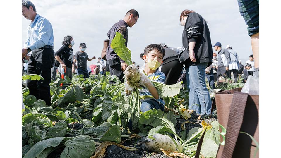 收成蘿蔔的過程讓大、小朋友們加深了與土地的連結。